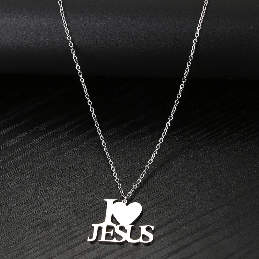 Necklace with the letter "I Love Jesus"
